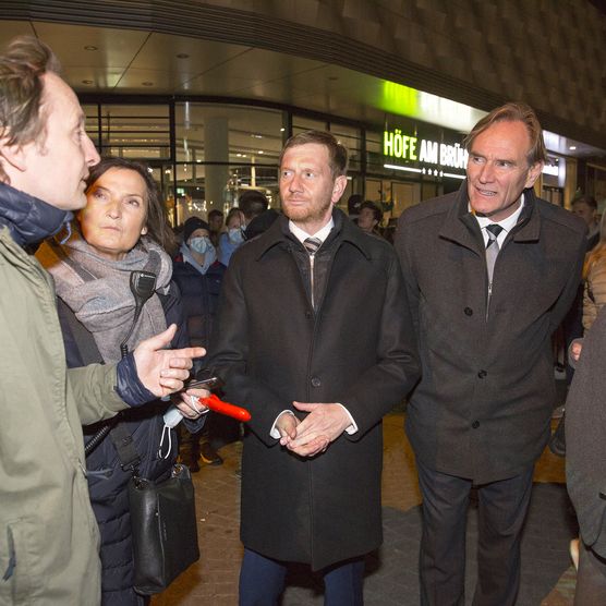Das Lichtfest Leipzig 2021 wurde auf dem Nikolaikirchhof von Oberbürgermeister Burkhard Jung zusammen mit Ehrengästen, darunter Vitali Klitschko, Gisela Kallenbach und Michael Kretschmer eröffnet
