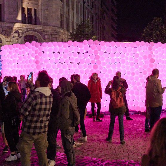 Lichtfest Leipzig 2021: dynamische und begehbare Lichtinstallation "Ring (do/undo/redo)" von Brut Deluxe auf dem Burgplatz