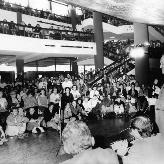 Historische Aufnahme aus dem Herbst 89: Dialog am Karl-Marx-Platz (jetzt Augustusplatz) am 29. Oktober 1989