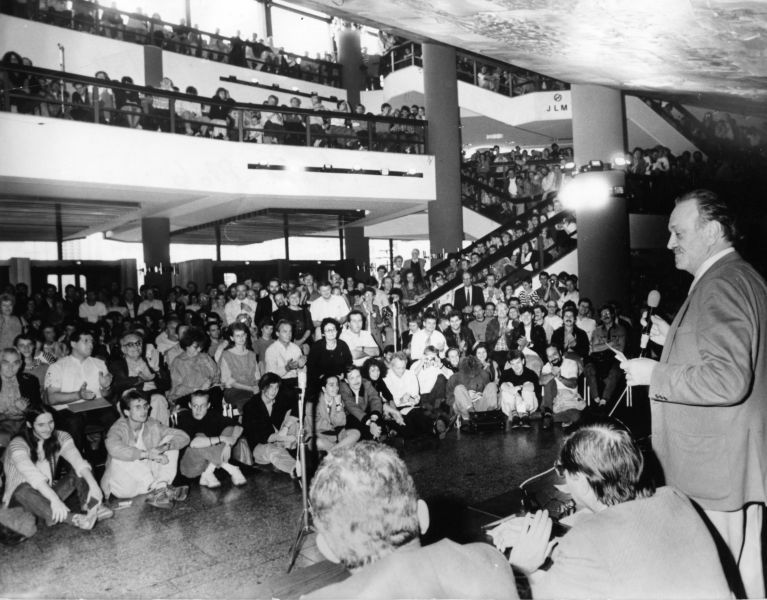 Historische Aufnahme aus dem Herbst 89: Dialog am Karl-Marx-Platz (jetzt Augustusplatz) am 29. Oktober 1989