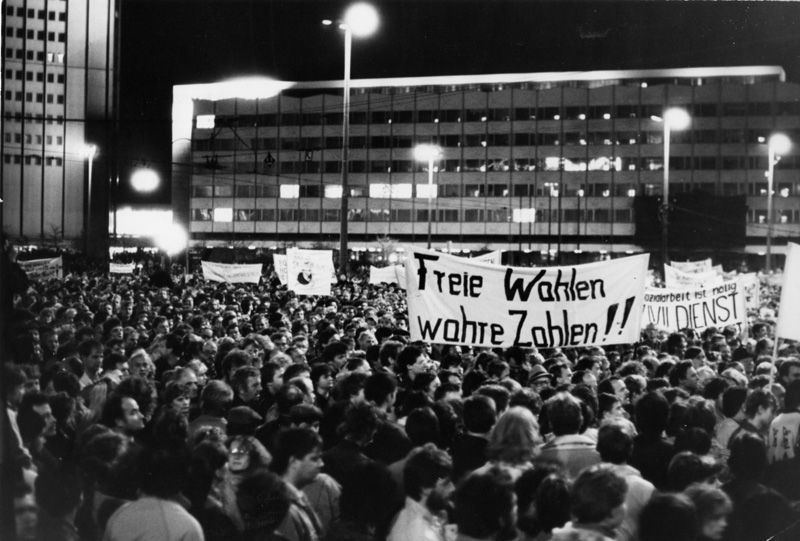 Historische Aufnahme aus dem Herbst 89 in Leipzig: Montagsdemonstration am 30. Oktober 1989 in Leipzig