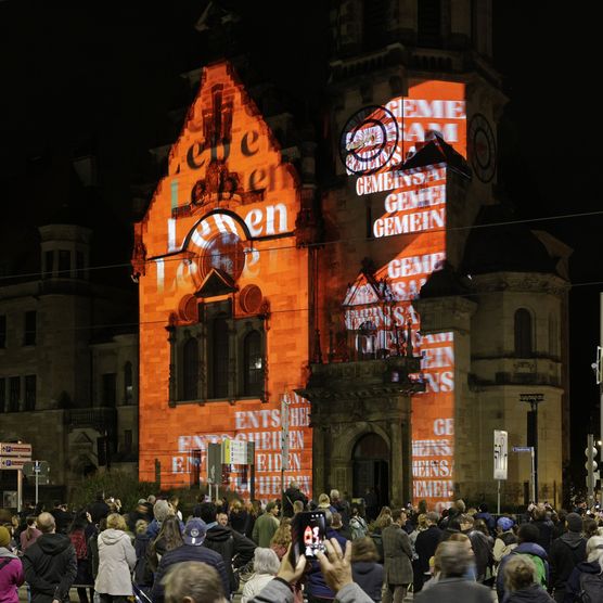 Lichtfest Leipzig 2024 mit Partnerprojekt Frankfurt am Main "Ode an die Demokratie" an der Evangelisch-reformierten Kirche Leipzig