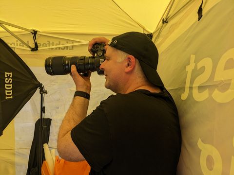 Am 4. Juni 2023 wagten sich zahlreiche Stadtfestbesucherinnen und -besucher vor die Linse von Philipp Geist. Der Berliner Künstler verwendete die Fotoaufnahmen im Rahmen seines Projekts am Burgplatz verwenden – einer Großprojektion auf Neues Rathaus und Stadthaus.
