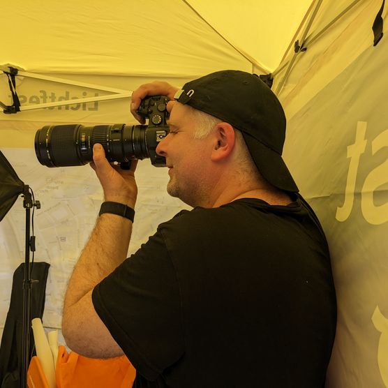 Am 4. Juni 2023 wagten sich zahlreiche Stadtfestbesucherinnen und -besucher vor die Linse von Philipp Geist. Der Berliner Künstler verwendete die Fotoaufnahmen im Rahmen seines Projekts am Burgplatz verwenden – einer Großprojektion auf Neues Rathaus und Stadthaus.