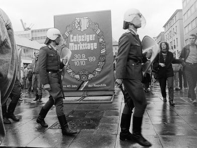 Schwarzweiß Foto von Menschen auf dem Leipziger Marktplatz