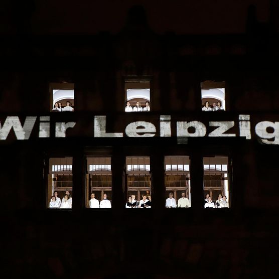 Lichtfest Leipzig 2023: Lichtinstallation mit Chormusik „WIR – Leipzig 2023“ von Philipp Geist und Lukas Taido auf dem Burgplatz Leipzig