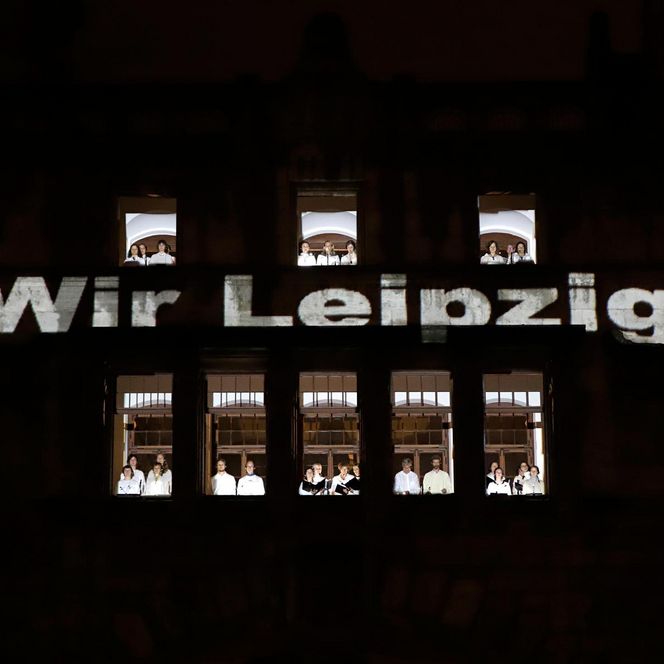 Lichtfest Leipzig 2023: Lichtinstallation mit Chormusik „WIR – Leipzig 2023“ von Philipp Geist und Lukas Taido auf dem Burgplatz Leipzig