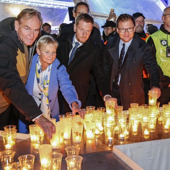 Lichtfest Leipzig 2023: Eröffnung auf dem Nikolaikirchhof mit Grußworten von Burkhard Jung, Carsten Schneider und Michael Kretschmer u. a.