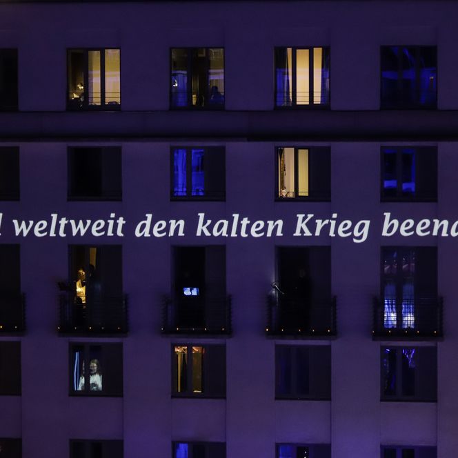 Das Lichtfest Leipzig 2020 auf dem Nikolaikirchhof mit Kerzenpodest und Lichtprojekten