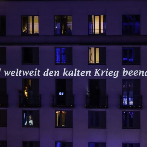 Das Lichtfest Leipzig 2020 auf dem Nikolaikirchhof mit Kerzenpodest und Lichtprojekten