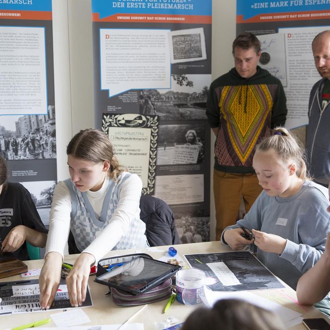 Fürs Lichtfest Leipzig 2021: Impression vom Workshop für das Projekt "WIR SIND" im Archiv Bürgerbewegung