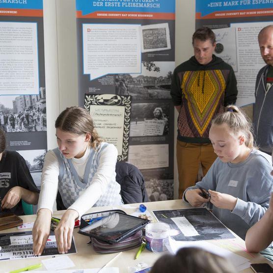 Fürs Lichtfest Leipzig 2021: Impression vom Workshop für das Projekt "WIR SIND" im Archiv Bürgerbewegung