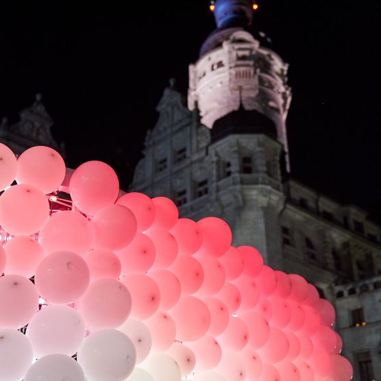Lichtfest Leipzig 2021: dynamische und begehbare Lichtinstallation "Ring (do/undo/redo)" von Brut Deluxe auf dem Burgplatz