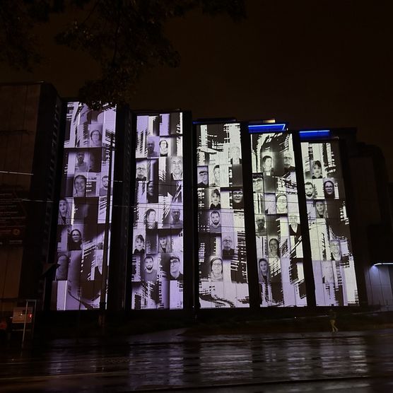Lichtfest Leipzig 2024 mit dem Medienkunstwerk "Fortuna. Futura. Libertas." von Liudmila Siewerski Katia Sofia Ditzler, Marisol Jiménez und Charlotte Bach an der G2 Kunsthalle Leipzig