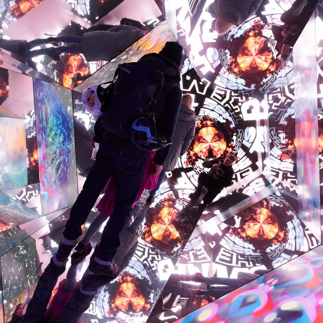 Lichtfest Leipzig 2022: begehbares Kaleidoskop "Das ICH und das WIR" von Betty Mü auf dem Burgplatz Leipzig