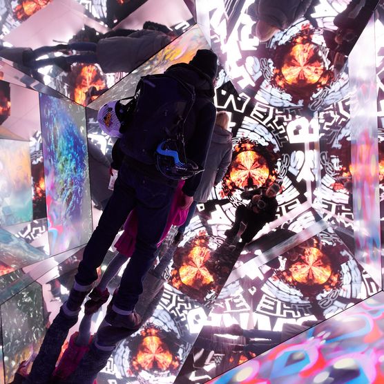 Lichtfest Leipzig 2022: begehbares Kaleidoskop "Das ICH und das WIR" von Betty Mü auf dem Burgplatz Leipzig