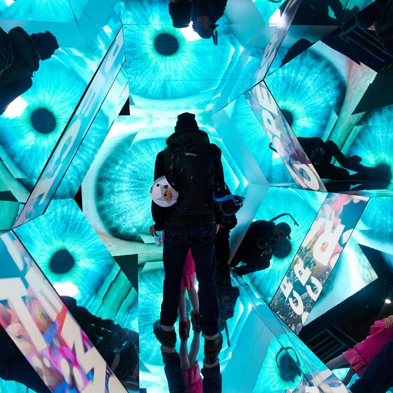 Lichtfest Leipzig 2022: begehbares Kaleidoskop "Das ICH und das WIR" von Betty Mü auf dem Burgplatz Leipzig