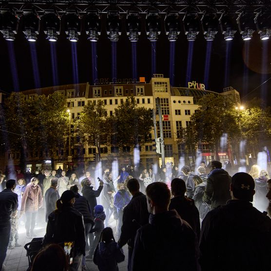 Lichtfest Leipzig 2024 mit der interaktiven Installation "Barriere" von Philip Ross