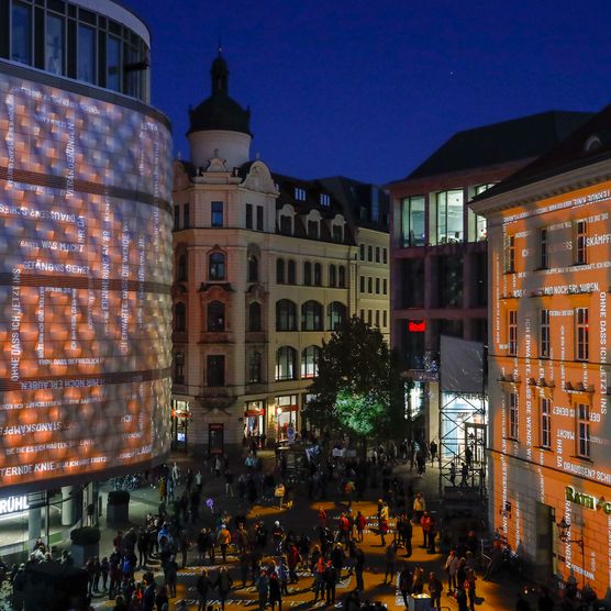 Lichtfest Leipzig 2021: interaktives Lichtprojekt "89 Stimmen" von Loomaland auf dem Richard-Wagner-Platz