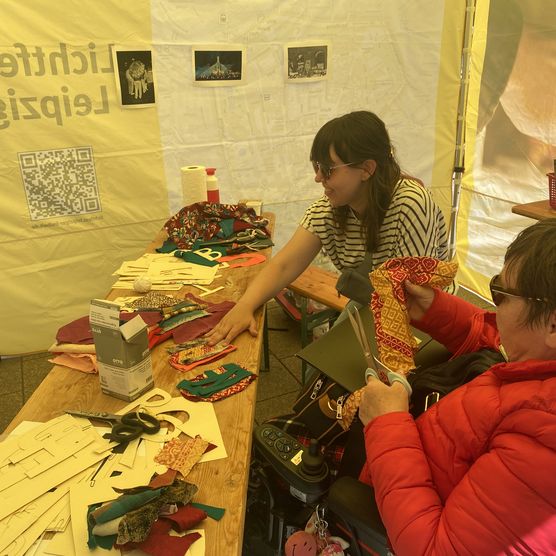 Das Lichtfest 2023 bot bereits beim Stadtfest Gelegenheit, sich aktiv zu beteiligen. So entstanden in Kooperation mit dem Verein Restlos Banner mit Slogans aus dem Herbst 89, die Teil des Lichtfestprojektes auf dem Richard-Wagner-Platz wurden. Nachhaltig dank Upcycling!