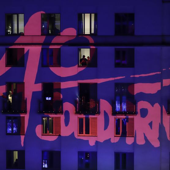 Das Lichtfest Leipzig 2020 auf dem Nikolaikirchhof mit Kerzenpodest und Lichtprojekten