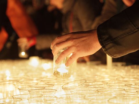 Pressefoto Lichtfest Leipzig: Hand mit Kerze