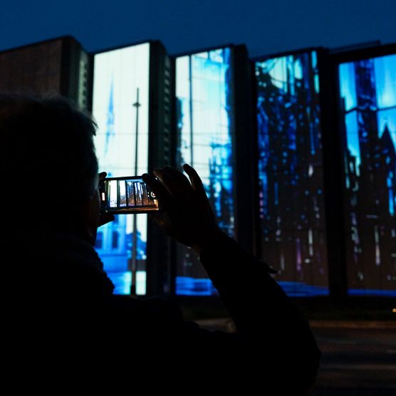 Lichtfest Leipzig 2024 mit dem Medienkunstwerk "Fortuna. Futura. Libertas." von Liudmila Siewerski Katia Sofia Ditzler, Marisol Jiménez und Charlotte Bach an der G2 Kunsthalle Leipzig