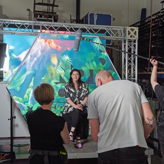 Vor dem Lichtfest Leipzig 2022: Beim Workshop zu Betty Müs Projekt „Das ICH und das WIR“ diskutierte die Künstlerin gemeinsam mit Leipziger Studierenden Fragestellungen