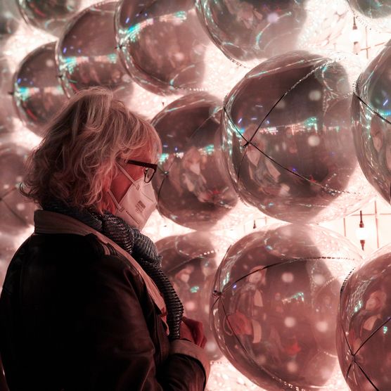 Lichtfest Leipzig 2021: dynamische und begehbare Lichtinstallation "Ring (do/undo/redo)" von Brut Deluxe auf dem Burgplatz