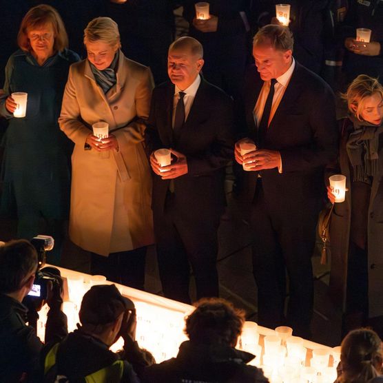 Lichtfest Leipzig 2024 Eröffnung auf dem Augustusplatz mit Elke Urban, Olaf Scholz, Burkhard Jung und Michael Kretschmer u. a.