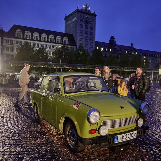 Lichtfest Leipzig 2023: „Trabi“ von Signal Creative aus Prag – audiovisuelle Installation mit zwölf Trabis auf dem Augustusplatz Leipzig