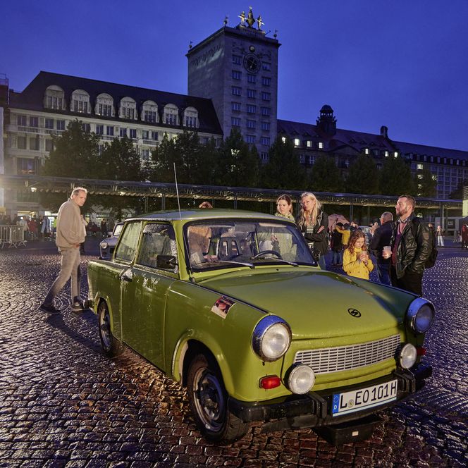 Lichtfest Leipzig 2023: „Trabi“ von Signal Creative aus Prag – audiovisuelle Installation mit zwölf Trabis auf dem Augustusplatz Leipzig
