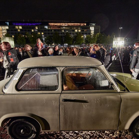 Lichtfest Leipzig 2023: „Trabi“ von Signal Creative aus Prag – audiovisuelle Installation mit zwölf Trabis auf dem Augustusplatz Leipzig