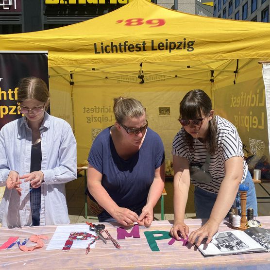 Das Lichtfest 2023 bot bereits beim Stadtfest Gelegenheit, sich aktiv zu beteiligen. So entstanden in Kooperation mit dem Verein Restlos Banner mit Slogans aus dem Herbst 89, die Teil des Lichtfestprojektes auf dem Richard-Wagner-Platz wurden. Nachhaltig dank Upcycling!