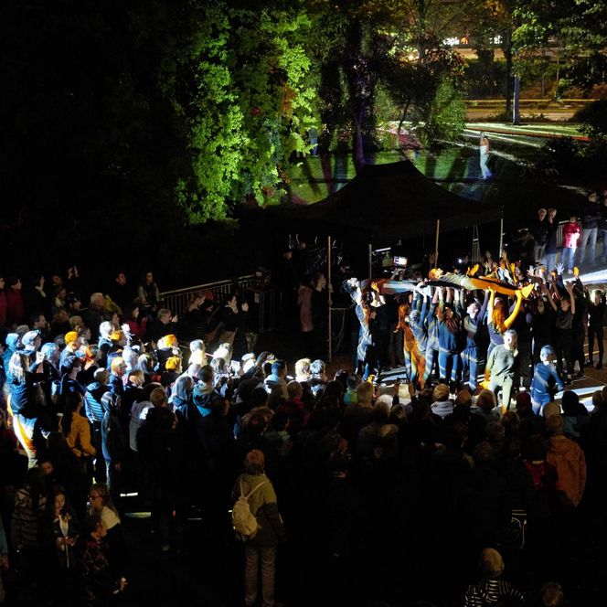 Lichtfest Leipzig 2019: Eröffnung Lichtraum 3 "Schließt euch an!" im Park am Schwanenteich