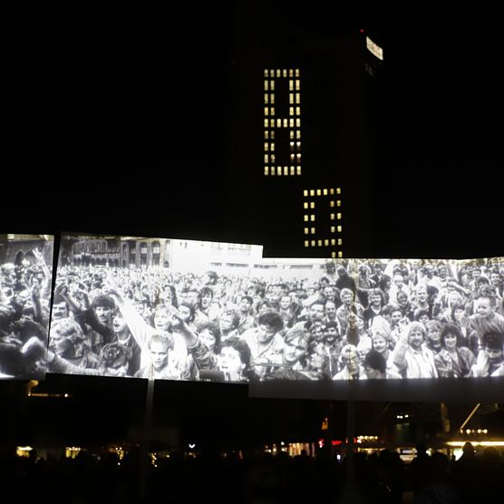 Lichtfest Leipzig 2021: partizipative Videoinstallation "WIR SIND" von Glowing Bulbs auf dem Augustusplatz Leipzig
