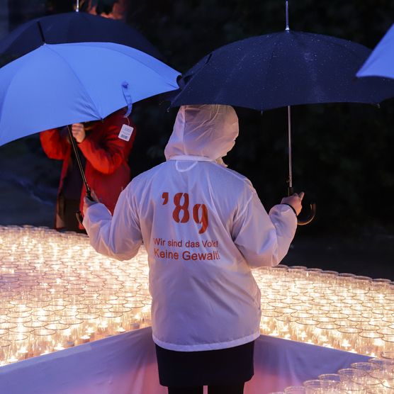 Das Lichtfest Leipzig 2020 auf dem Nikolaikirchhof mit Kerzenpodest und Lichtprojekten