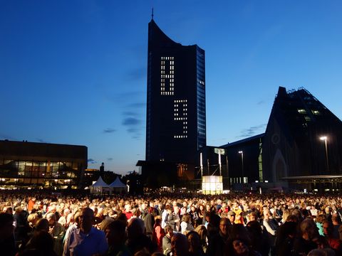 Pressefoto Lichtfest Leipzig: Augustusplatz mit Cityhochhaus – Querformat
