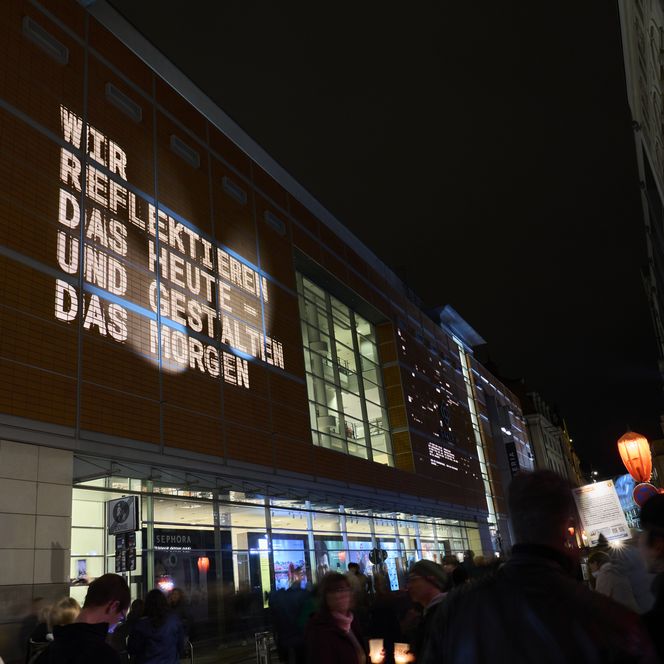 Lichtfest Leipzig: Das Projekt „Wogen/Surge" von Julian Hölscher auf dem Neumarkt