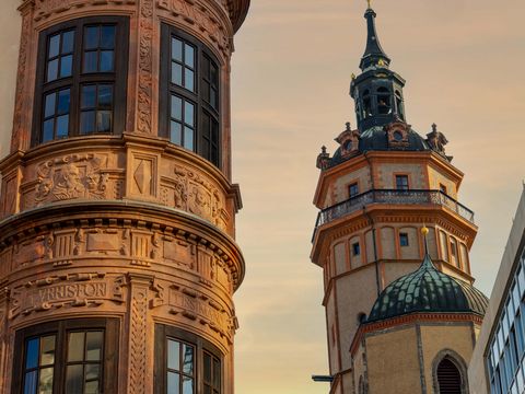 Die Nikolaikirche Leipzig bei Abenddämmerung.