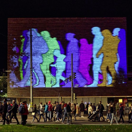Lichtfest Leipzig 2024 mit der interaktiven Installation "Menschenmenge" von AlexP