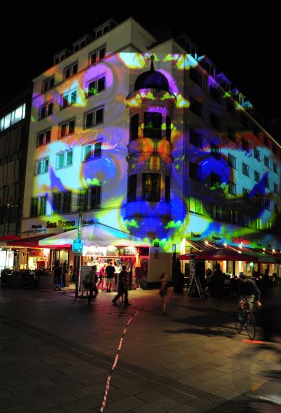 Lichtfest Leipzig 2014: Erste Lichtprobe an der Fassade des San Remo. Foto: Dieter Grundmann/Westend-PR