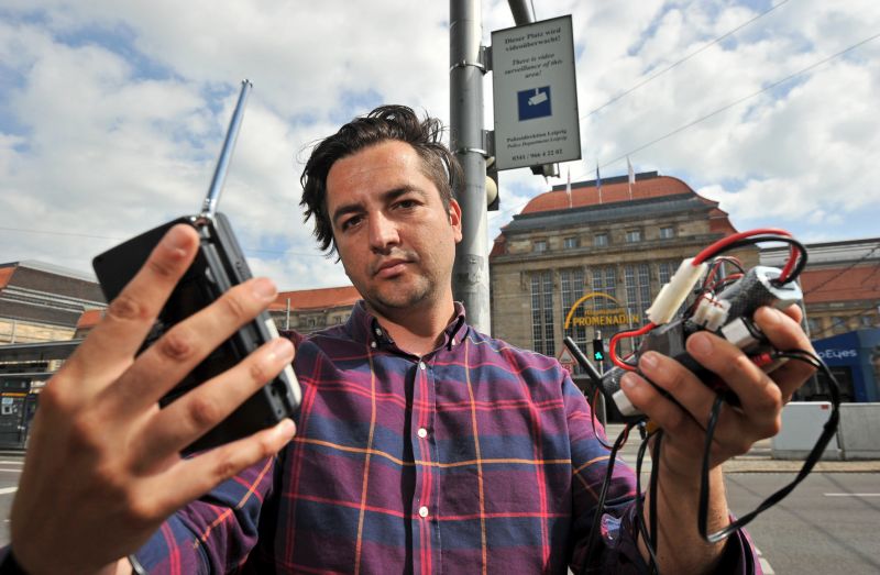 Mit einem Funkempfänger filtert der Züricher Künstler Domagoj Smoljo die Signale von Kameras. Die Bilder verarbeitet er anschließend in Videoinstallationen. Foto: Norman Rembarz