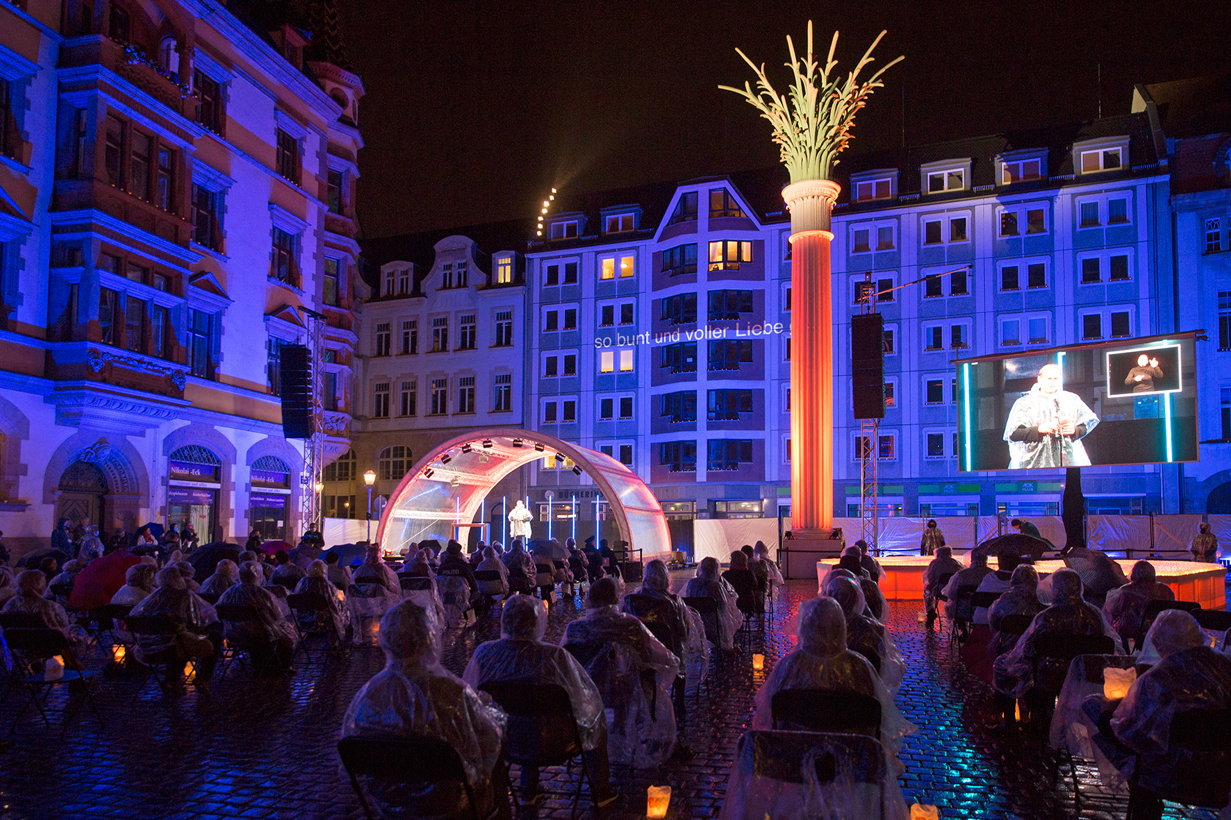 Statt mit Zehntausenden Besuchern auf dem Augustusplatz fand das Lichtfest 2020 in kleinerem Rahmen auf dem Nikolaikirchhof statt