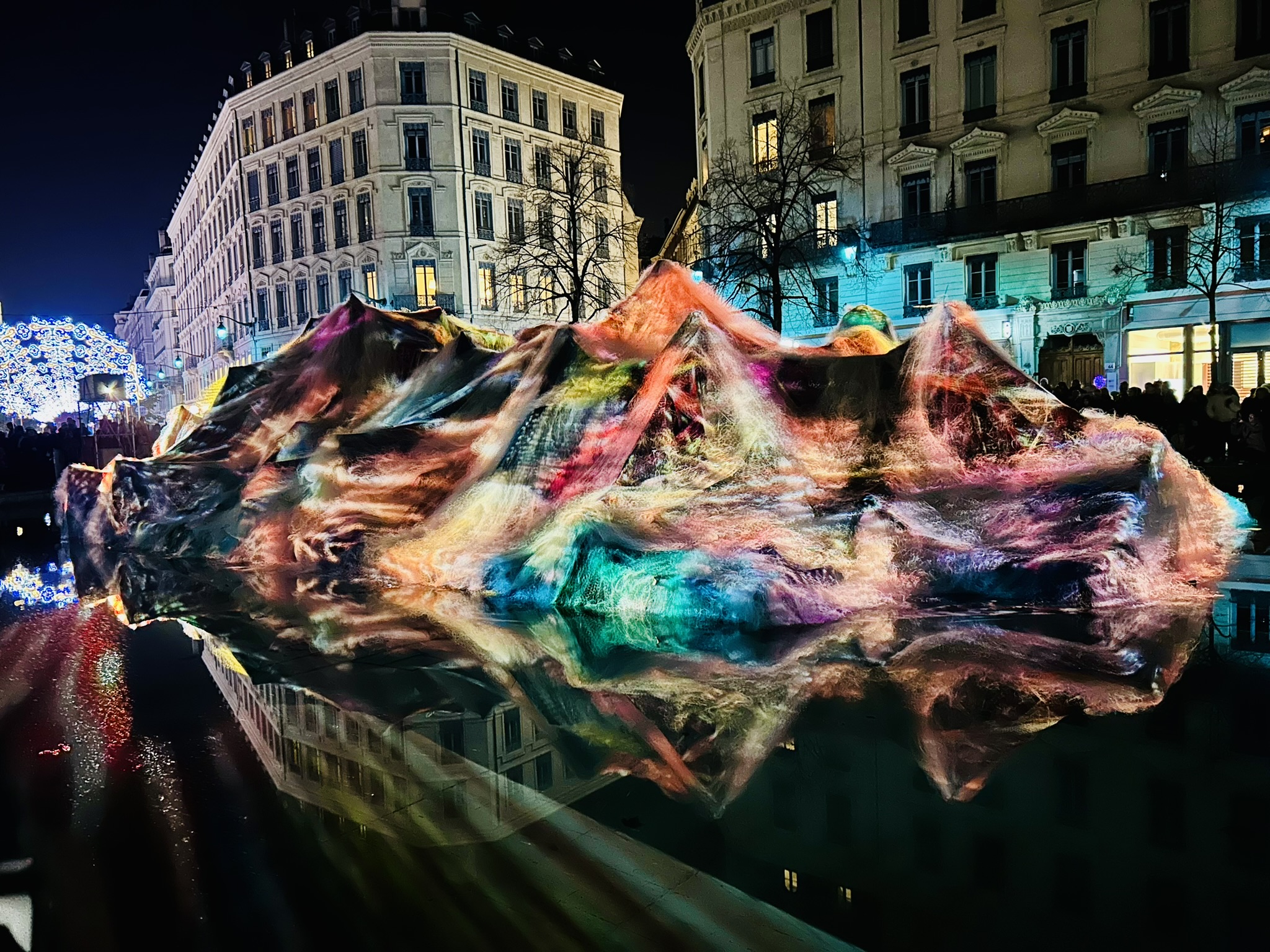 Lichtprojekt auf Fête des Lumières Lyon: Place de la Republique – Coral ghosts von Philipp Franck