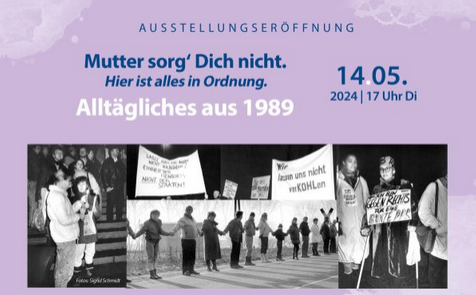 Fliederfarbenes Plakat zur Ausstellungseröffnung "Mutter sorg Dich nicht. Hier ist alles in Ordnung. Alltägliches aus 1989" am 14.05.2024 um 17 Uhr