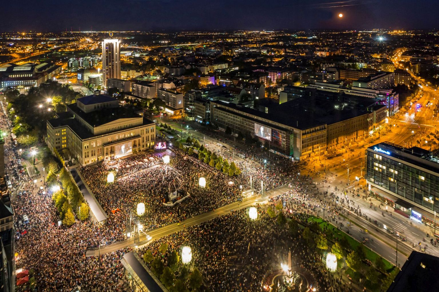 Blick auf Augustusplatz Leipzig während eines großen Lichtfests